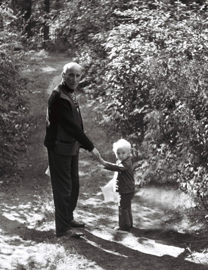 Хмельницкий Иосиф Вениаминович на прогулке с правнуком Андреем. 1975 год.