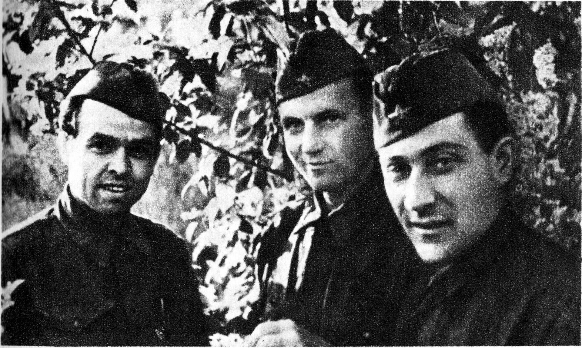 Фронтовые кинооператоры (на фото слева направо): Н. Номофилов, В. Муромцев и М. Сегаль. Северо-Западный фронт. 1942 год.