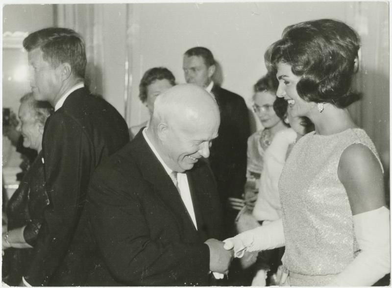 Никита Хрущев и Жаклин Кеннеди. 4 июня 1961 года в Вене, во дворце Шёнбрунн. Автор фото: Михаил Савин. Источник фото: МАММ / МДФ.