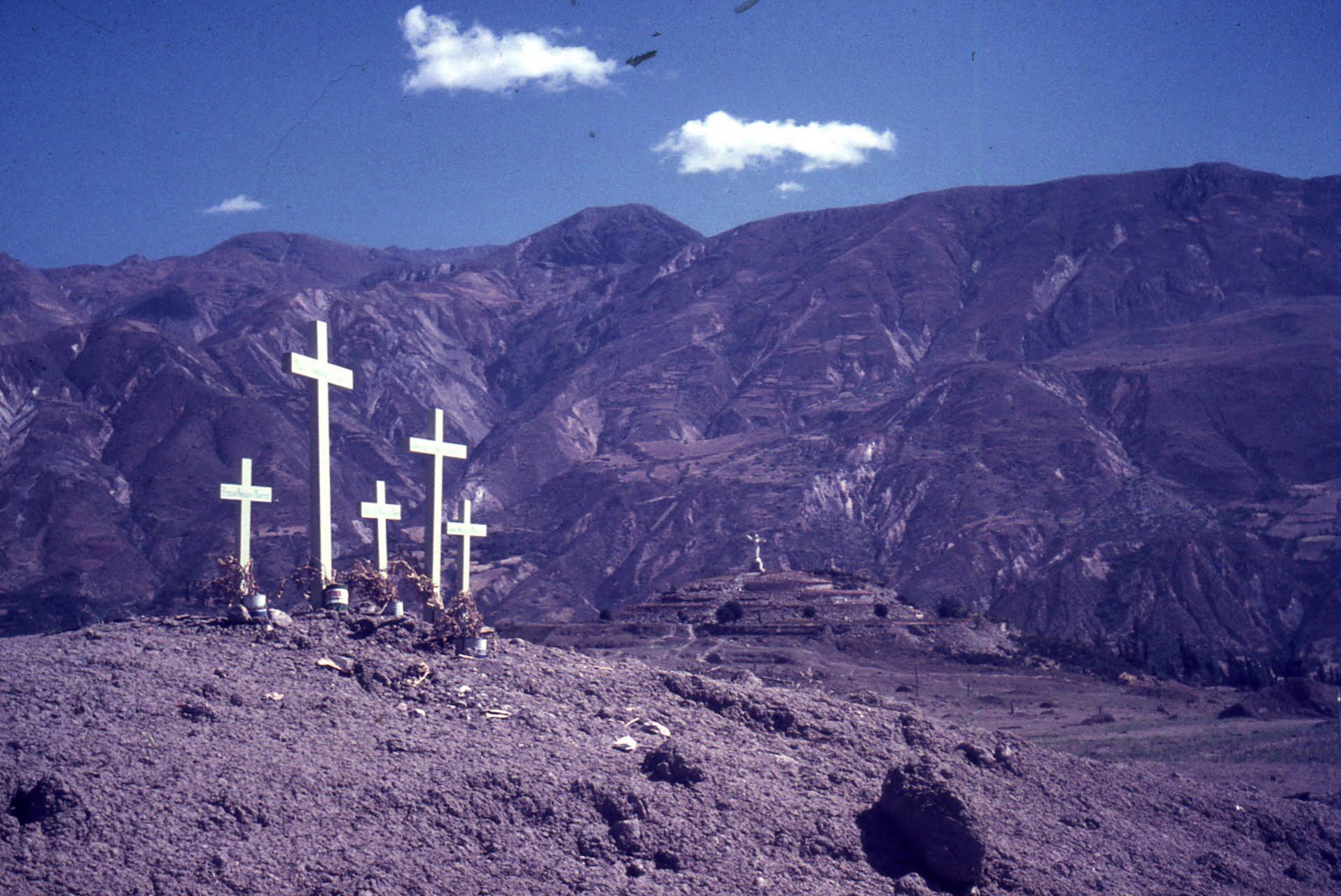 Перуанская Швейцария стала Перуанской Помпеей. Город Юнгай замурован в 10 метровой глубине застывшей лавины. Кресты помечают могилы домов.