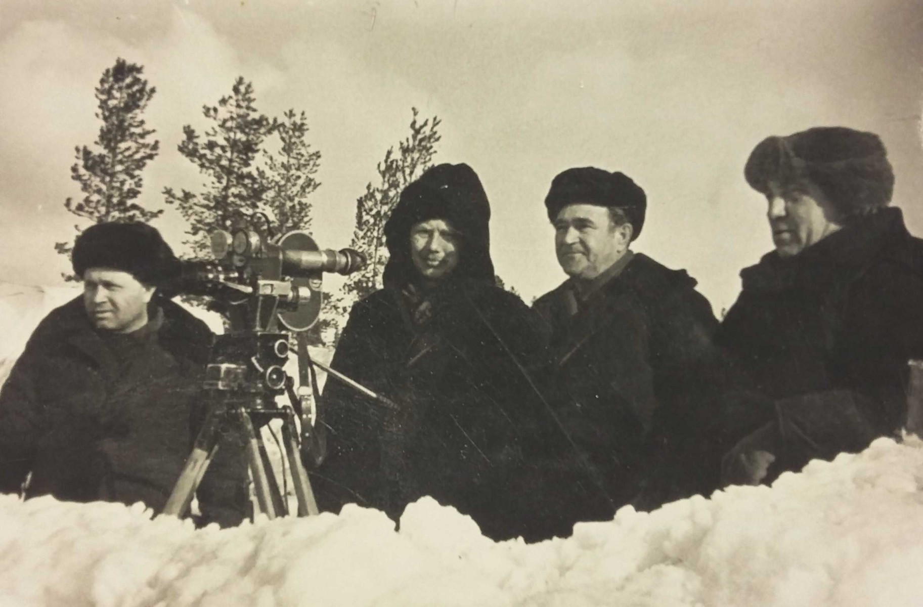 На фото (справа налево): операторы Н. Шмаков, А. Истомин, Г. Завьялов, осветитель Никифоров. Фото из личного архива Г. Завьялова.