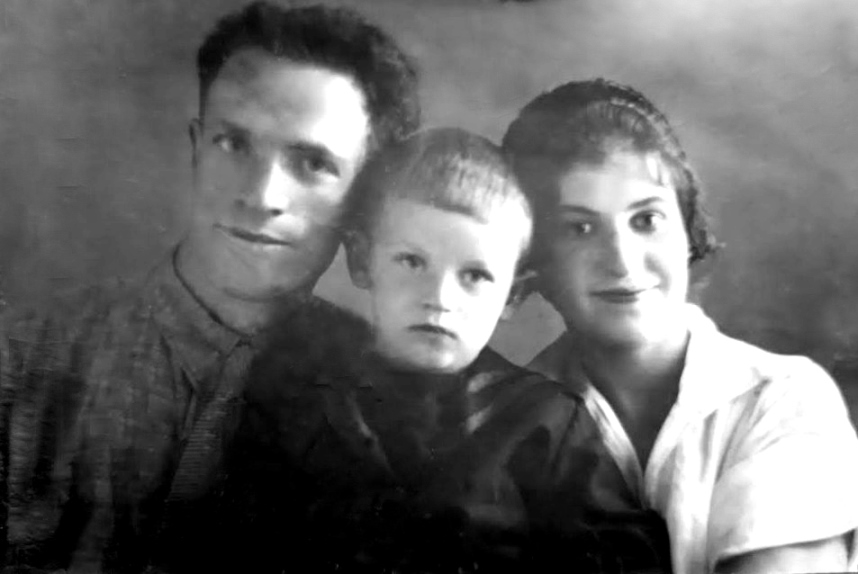 Семён Туманов с родителями. 19 сентября 1924 года.