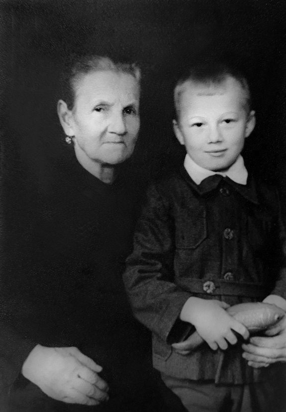 Георгий Завьялов с бабушкой Марией Александровной. Фото из личного архива автора.