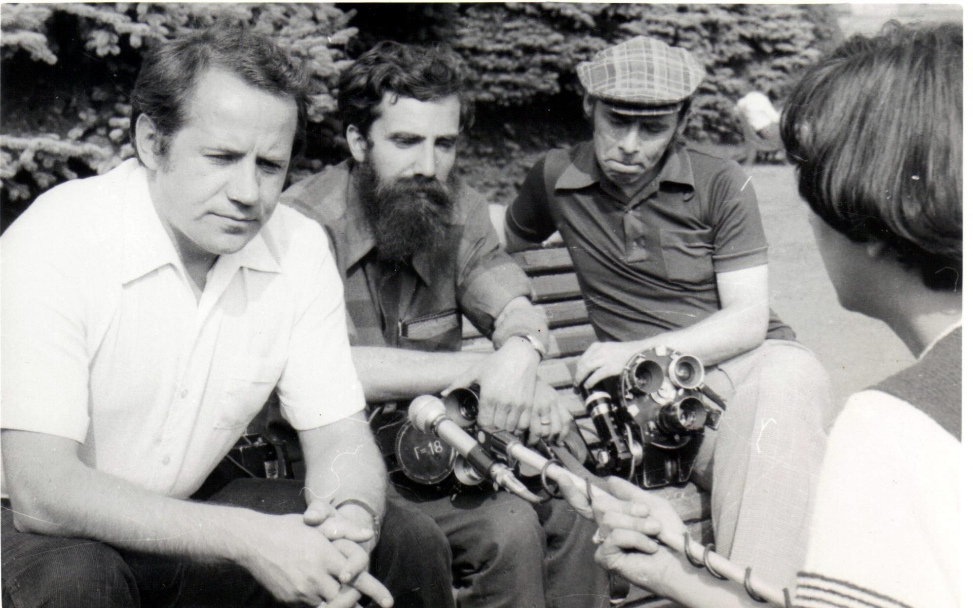 На фото (слева направо): режиссер И. Григорьев, операторы - В. Доброницкий и Р. Петросов, интервью берет режиссер Е Андриканис (фото из личного архива Е. Андриканис). 1977 год.