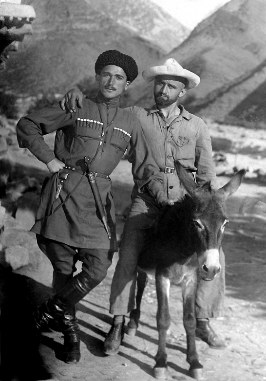Виктор Пате-Ипа (справа). Фото из архива Г. Л. Мамонтова (внука В. Пате-Ипа).