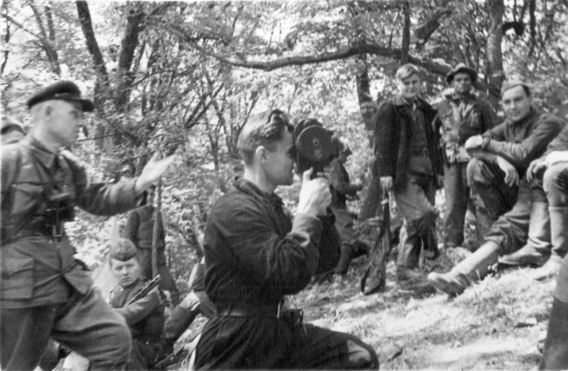 У крымских партизан. Снимает Иван Запорожский. 1943 год. Фото из семейного архива  Александра Тарасова.