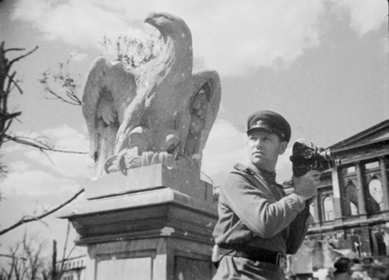 Снимает Николай Вихирев. Берлин. Апрель-май 1945 года. Фото из архива В.И. Фомина (Музей кино).