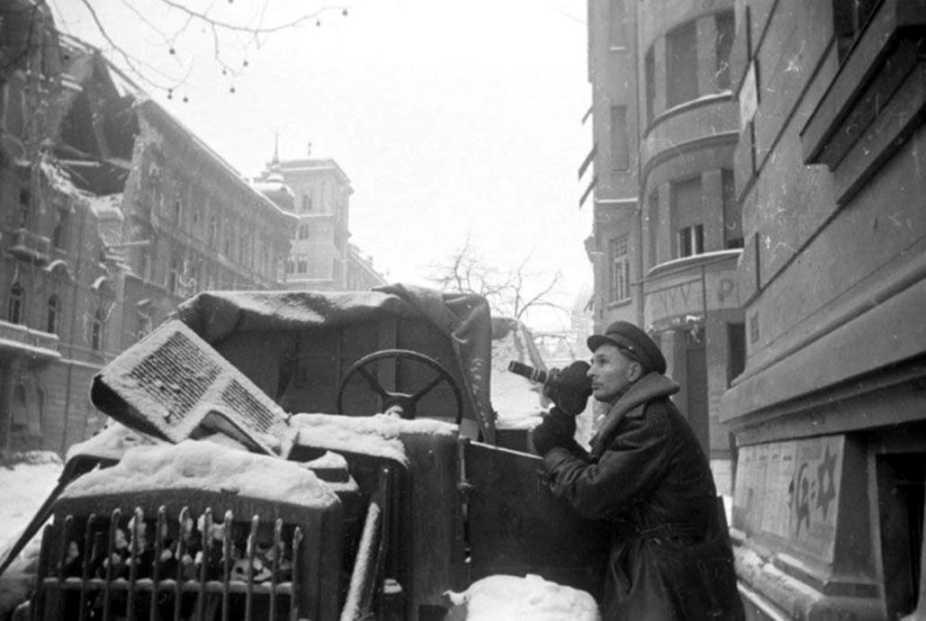 Февраль 1945 года. Кинооператор А.А. Лебедев ведёт съёмку на улицах Будапешта. Фото: РГАКФД.