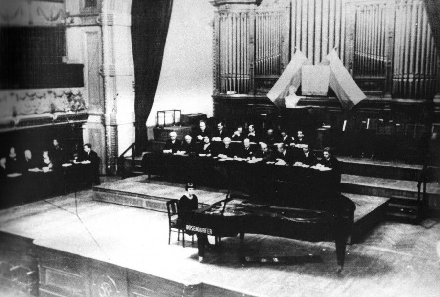 III Международный конкурс пианистов имени Ф. Шопена. За роялем Роза Тамаркина. Варшава, февраль 1937 года.