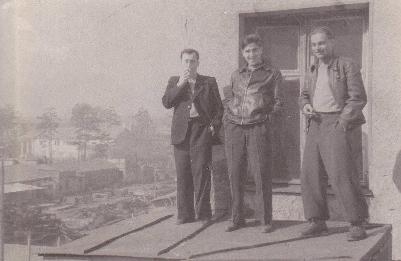 На фото (справа): Олег Лебедев. 50-е годы. Лихов пер., дом 6. Фото из семейного архива Лебедевых.