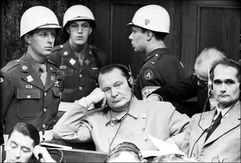 Геринг и Гесс на скамье подсудимых на Нюрнбергском процессе. Фото: Общественное достояние.