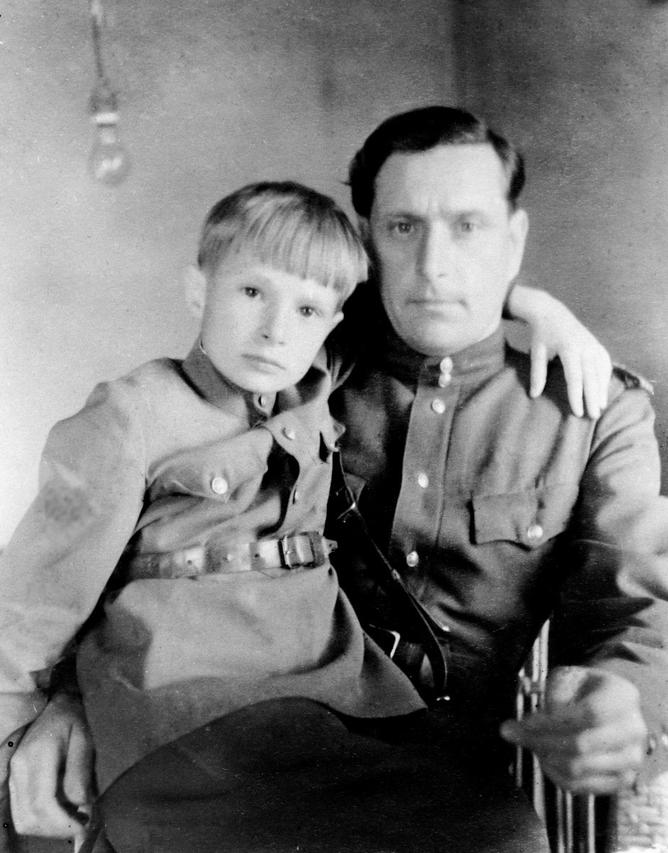 Сергей Михайлович Фирсов с дочерью Джеммой на фронте. Фото из архива Д. Микоши (Фирсовой).