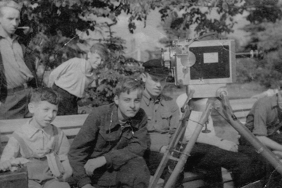 На фото (сидит в центре). Фото из семейного архива Лебедевых.