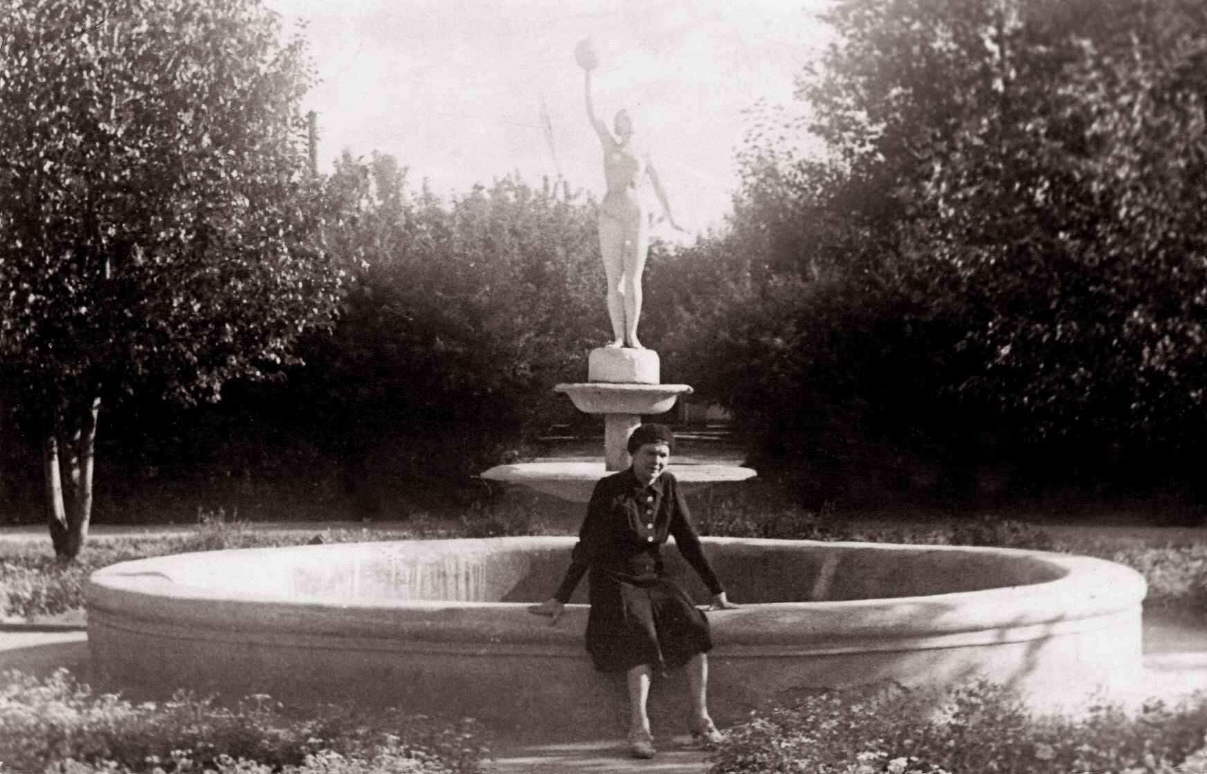 Анна Федоровна Микоша в парке. Долинка. 30-е годы