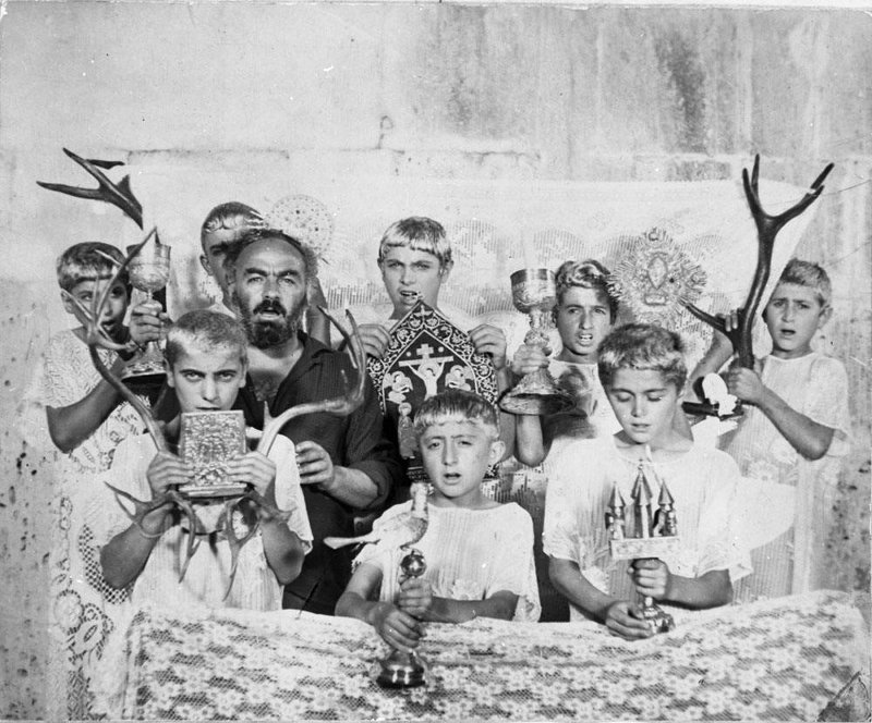 Сергей Параджанов с персонажами фильма «Цвет граната» (Саят-Нова). 1969 год. ГЦМК КП-2125.
