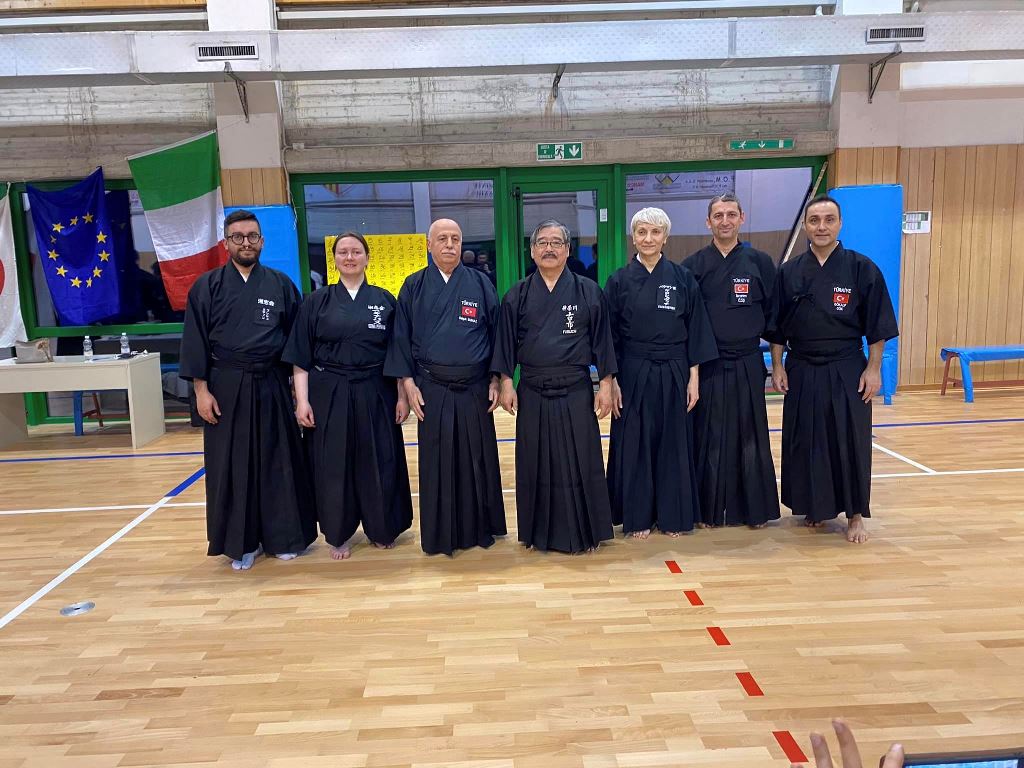 Участники семинара по иайдо с сэнсэем Норио Фуруичи (Япония). Январь 2023, Бергамо, Италия. 