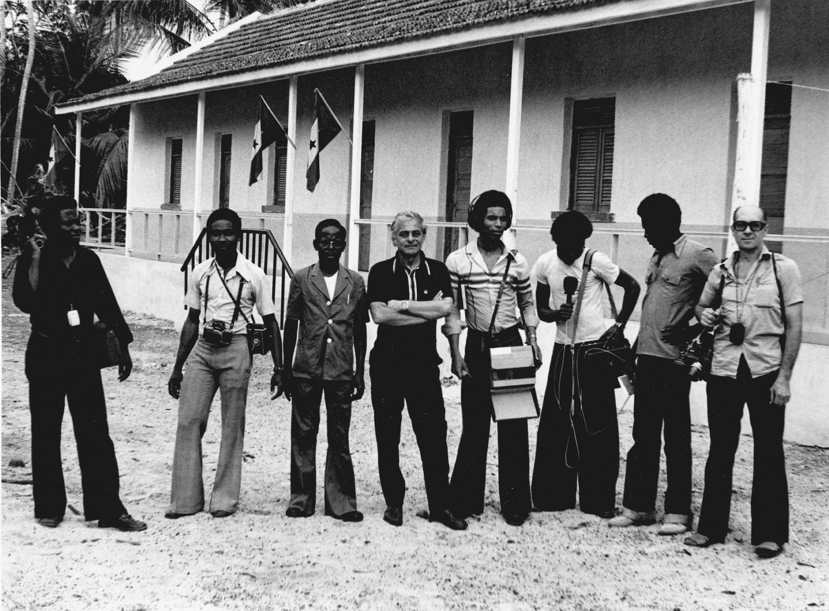 На фото: Олег Лебедев (четвертый слева), режиссер Юрий Егоров (справа). Мозамбик. 1976 год. Фото из семейного архива Лебедевых.