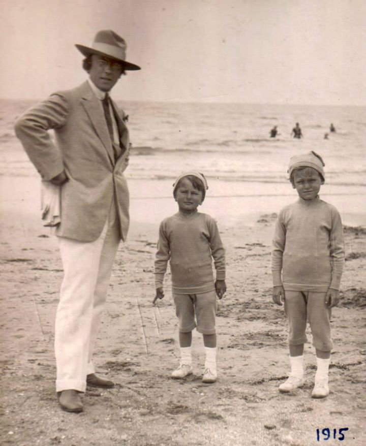 1915 год. Нормандия. Н.А. Андриканис с сыновьями. Евгений Андриканис на фото в центре.