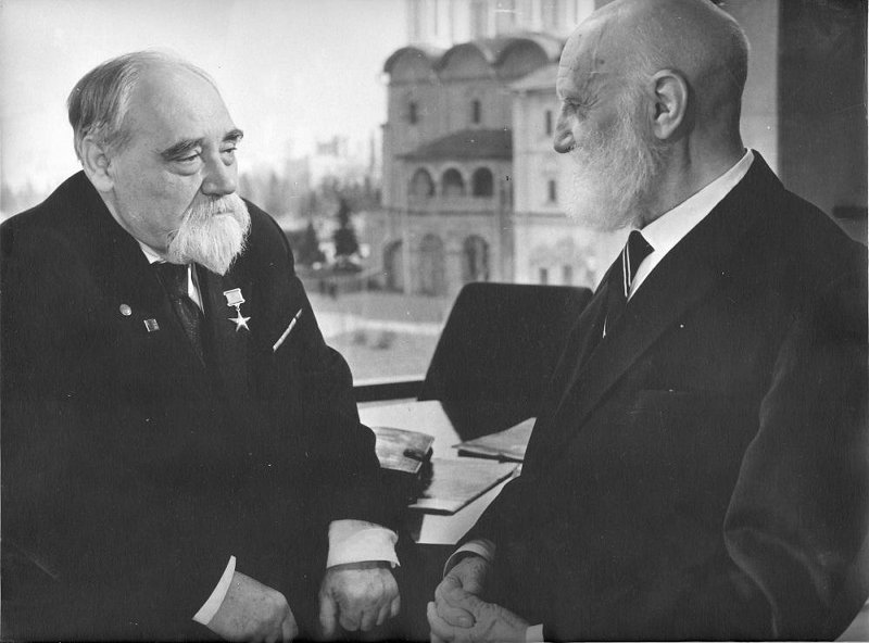  Эпизод «В Кремлевском дворце съездов». На первом плане (слева направо) Ф. Петров, В. Шульгин.