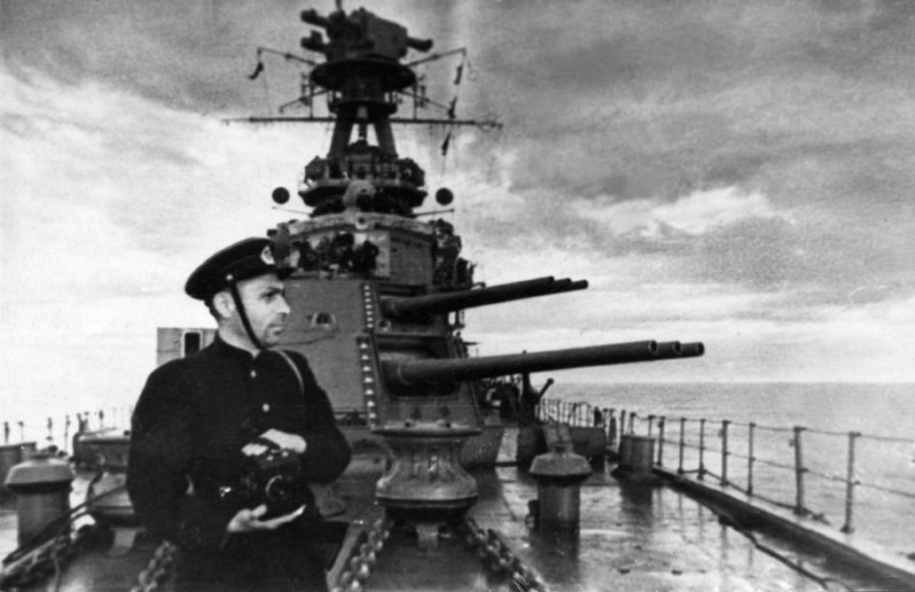 Георгий Усейнашвили на крейсере «Красный Кавказ». 1943 год. Источник: ГОСКАТАЛОГ.РФ (Музей кино).