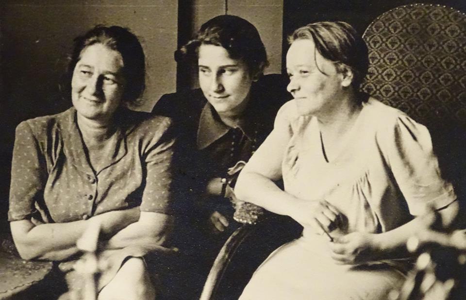 На фото (слева направо): режиссер Ирина Венжер с дочерью Наташей Венжер, Сарра Каплун. Фото из семейного архива Н.Я. Венжер.