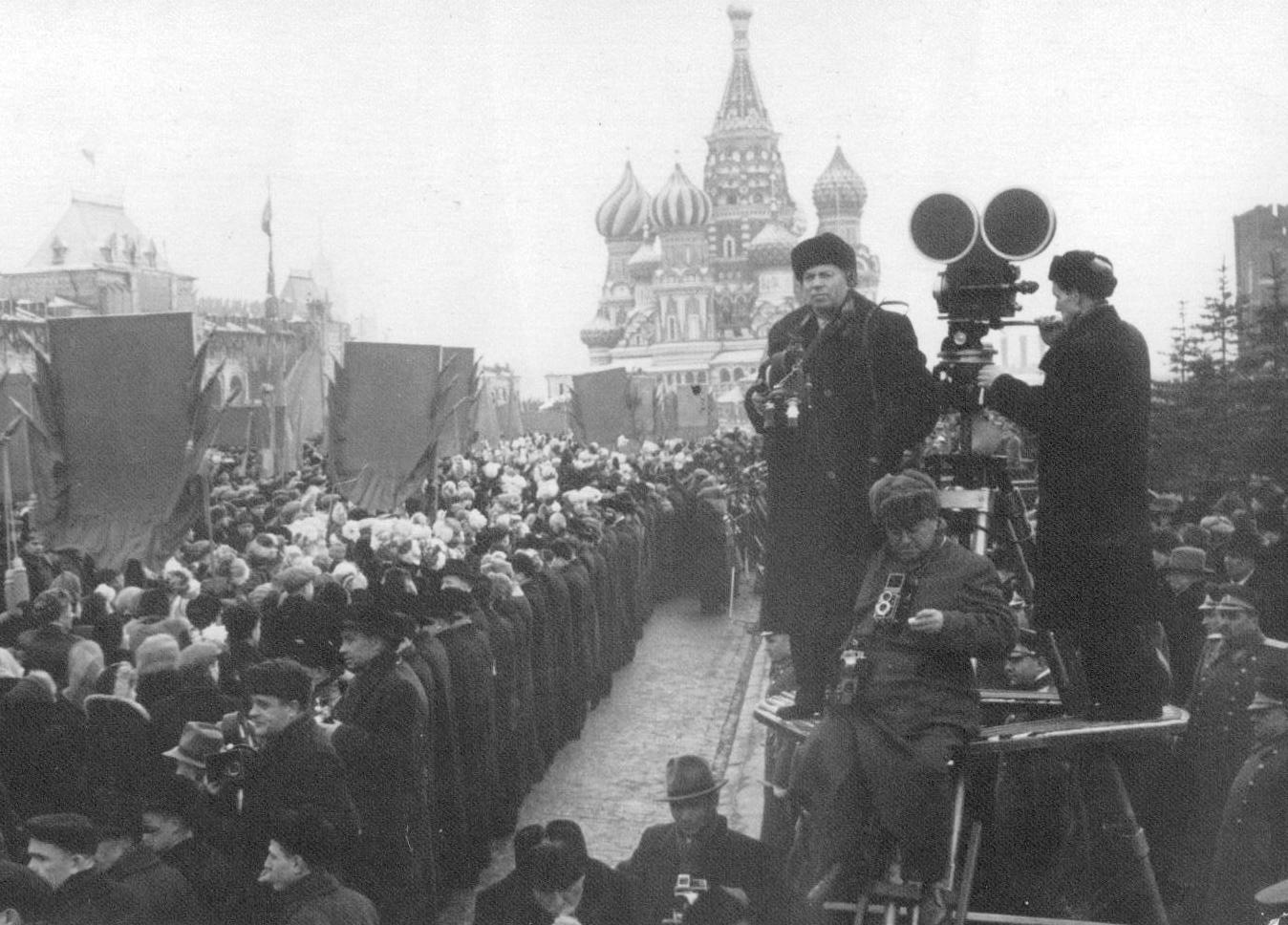 На съемках демонстрации 7 ноября 1956 года. Москва, Красная площадь. 