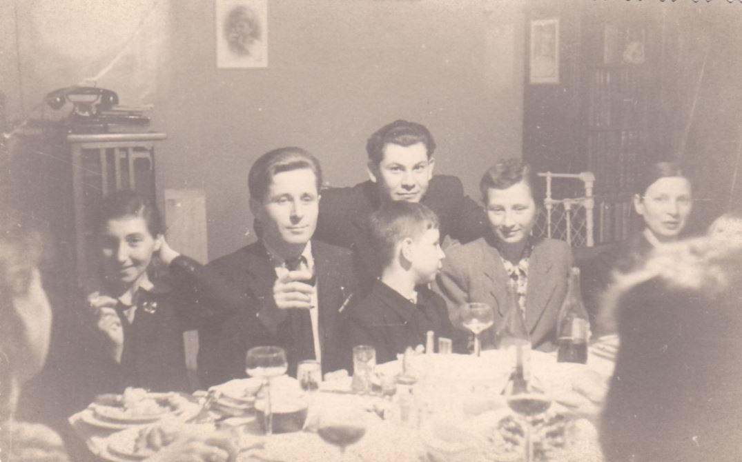 На фото (слева направо): Зоя Матвеевна, Витольд Владиславович с сыном Владиславом Витольдовичем и женой Зинаидой Филипповной. 1947 год.