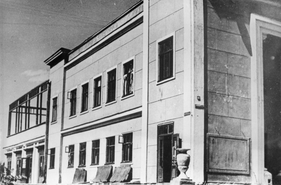 Здание, в котором находились кинопавильоны. Алма-Ата, 1941 год. Источник фото: www.voxpopuli.kz.