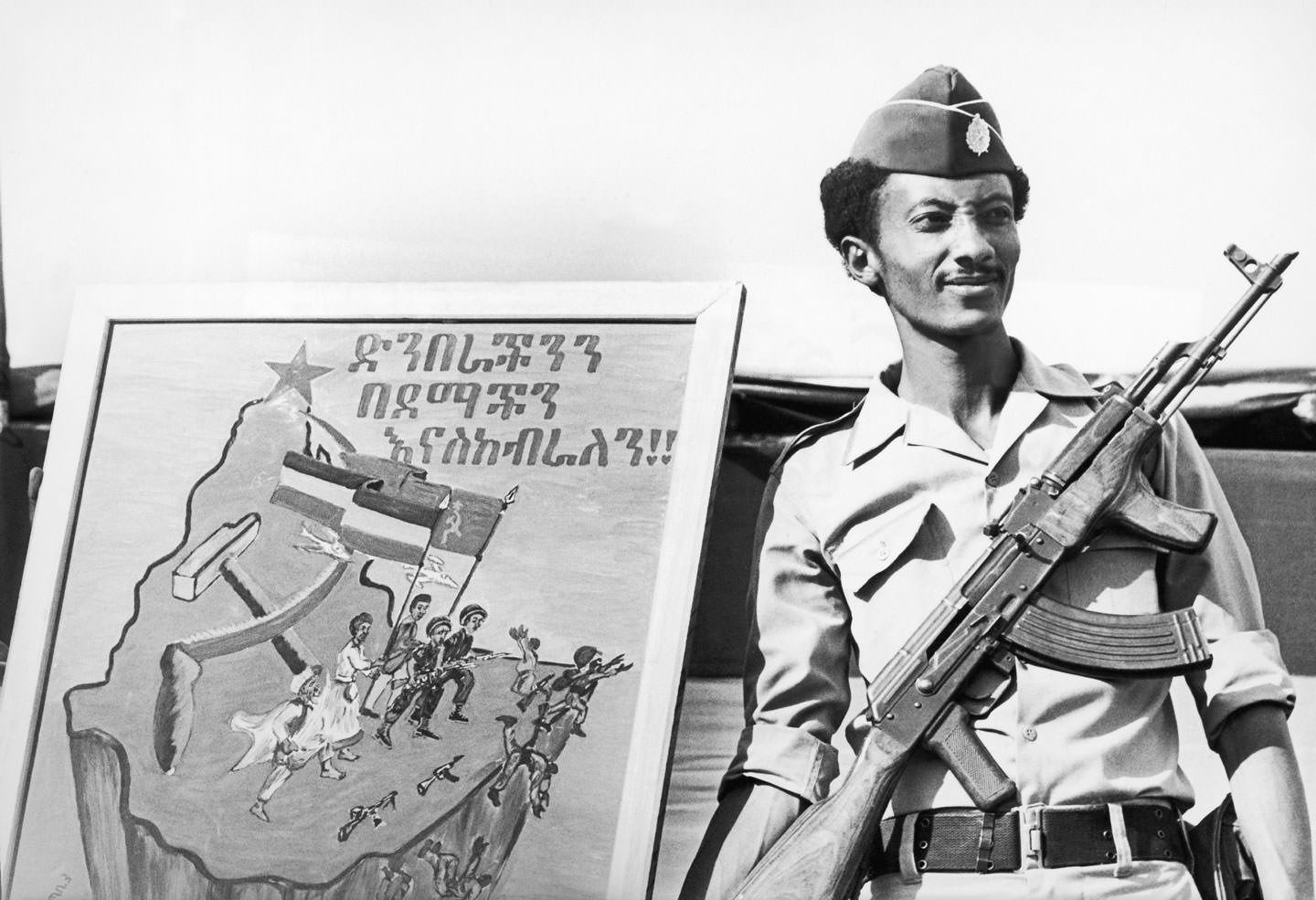 Эфиопский солдат рядом с плакатом о совместной борьбе Эфиопии и СССР против сомалийского вторжения, февраль 1978 года
Фото: Getty Images / Gamma-Keystone / Keystone-France