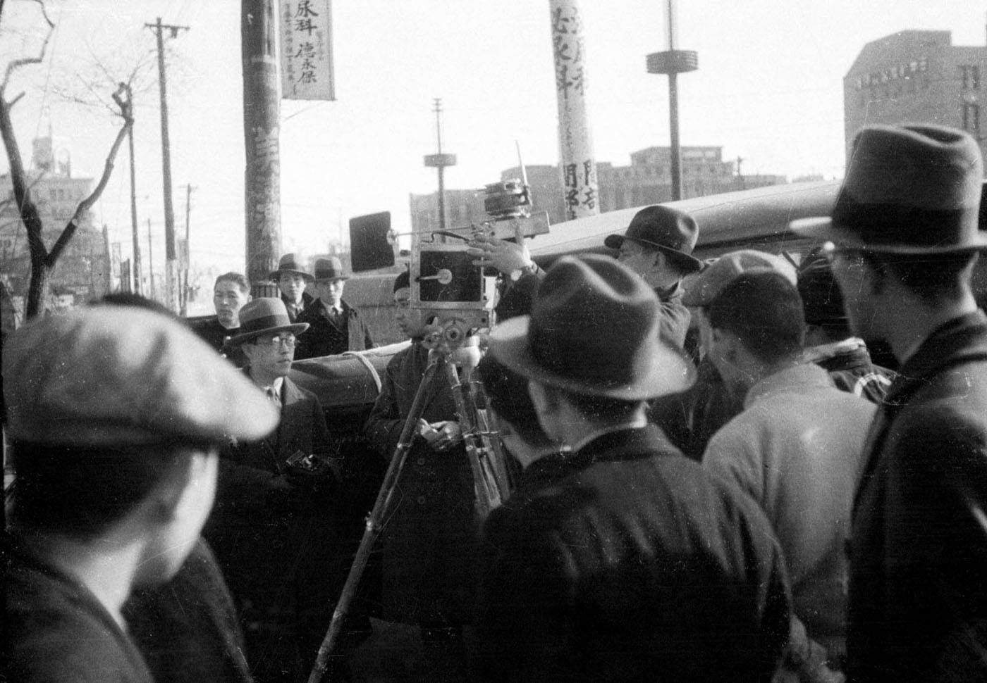 Кинооператор Марк Трояновский снимает на улиицах Токио. Ноябрь, 1932 год. Фото из архива Алексея Трояновского (сына М.А. Трояновского).