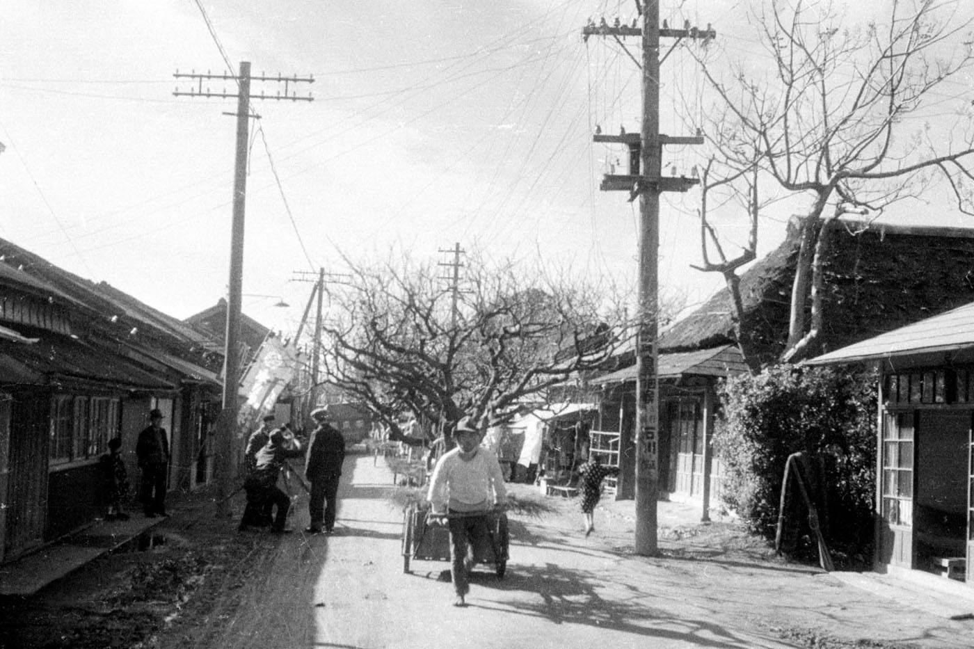 Киногруппа снимает на улицах старого Токио. Фото из архива Алексея Трояновского (сына М.А. Трояновского).