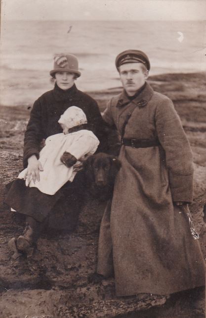 Анна Федоровна с дочерью Ириной и мужем, командиром роты Юлием. 1923 год.