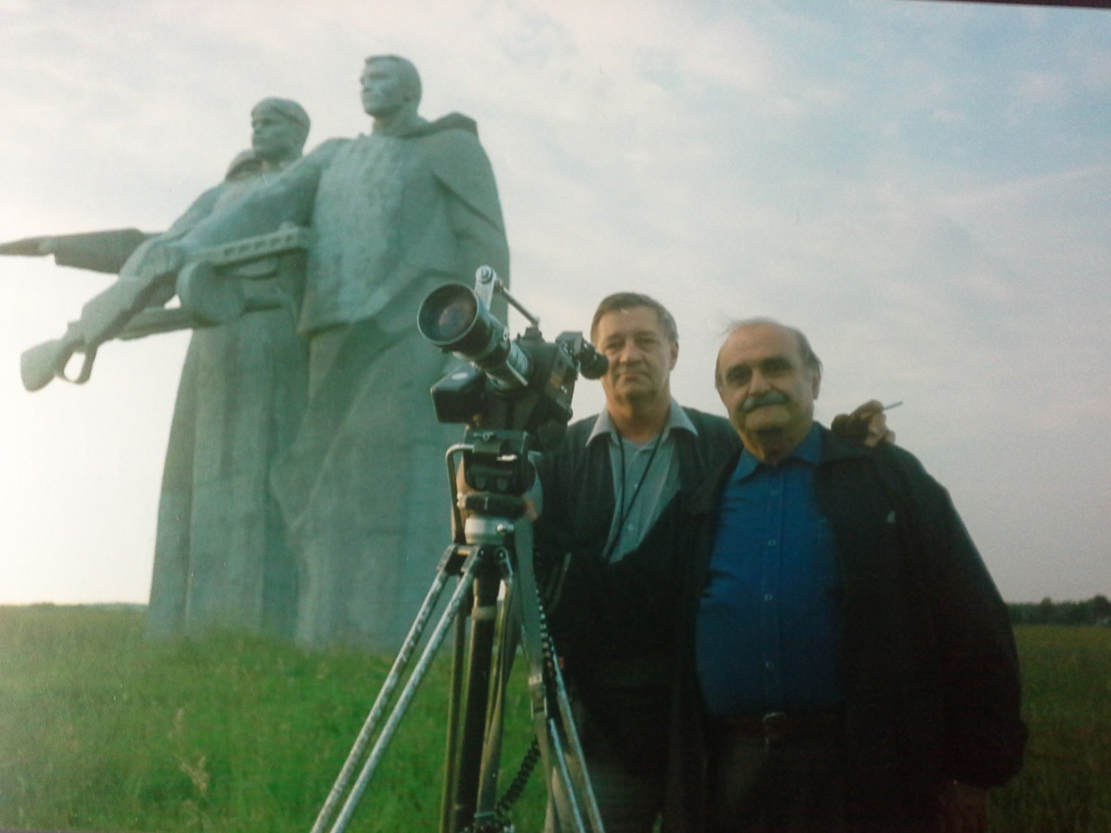 Фронтовик, режиссёр Борис Сарахатунов и оператор Константин Дурнов. Фото из семейного архива.