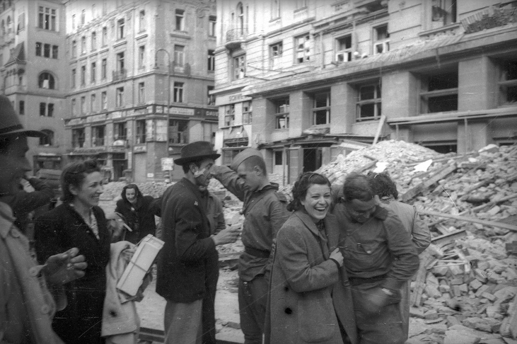 Жители Вены с советскими солдатами. Апрель 1945 года. Автор фото: Евгений Халдей. Источник: МАММ / МДФ.