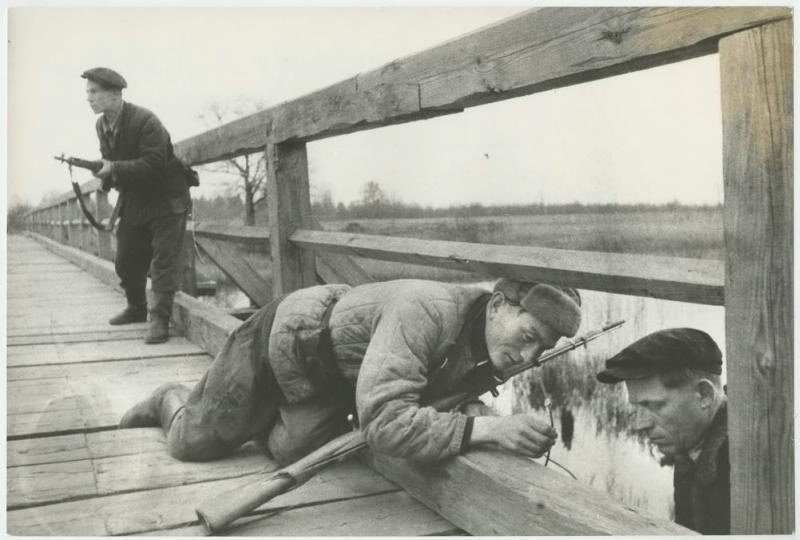 Партизаны взрывают мост. Место съемки: Белорусская ССР. 1943 год. Автор фото: М. Трахман. Источник фото: МАММ / МДФ.