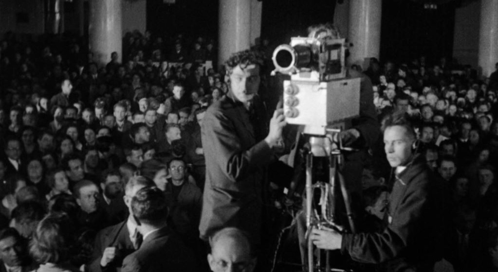Процесс ПРОМПАРТИИ - проходил в Москве 13 дней, с 25 ноября по 7 декабря 1930 года. На фото  (справа от кинокамеры): звукооператор Сергей Семенов.