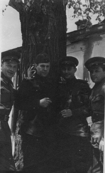 Фронтовые операторы (слева направо): А. Сологубов, А. Левитан, А. Казначеев, М. Терещенко. 1943-1945 гг. Источник фото: ГОСКАТАЛОГ.РФ № 7374631.