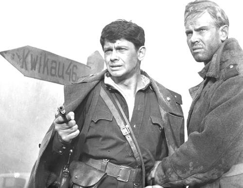 Лейтенант Ивлев (А. Демьяненко) и Иван Ямщиков (В. Авдюшко). Кадр из фильма.