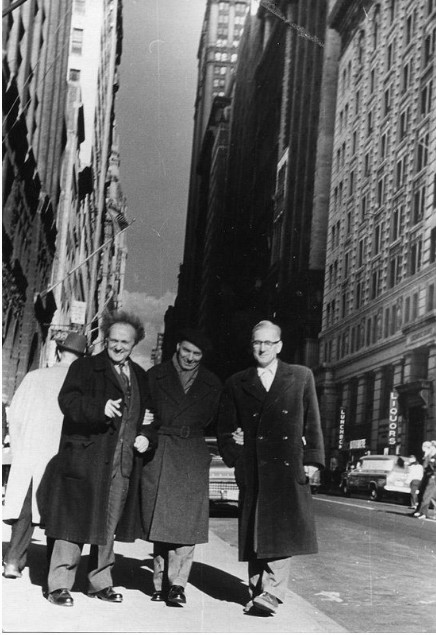Советские кинематографисты в Нью-Йорке. На фото (слева направо): драматург Г. Мдивани, Ю. Райзман, оператор Е. Андриканис. 1958 год. Источник: Музей кино.