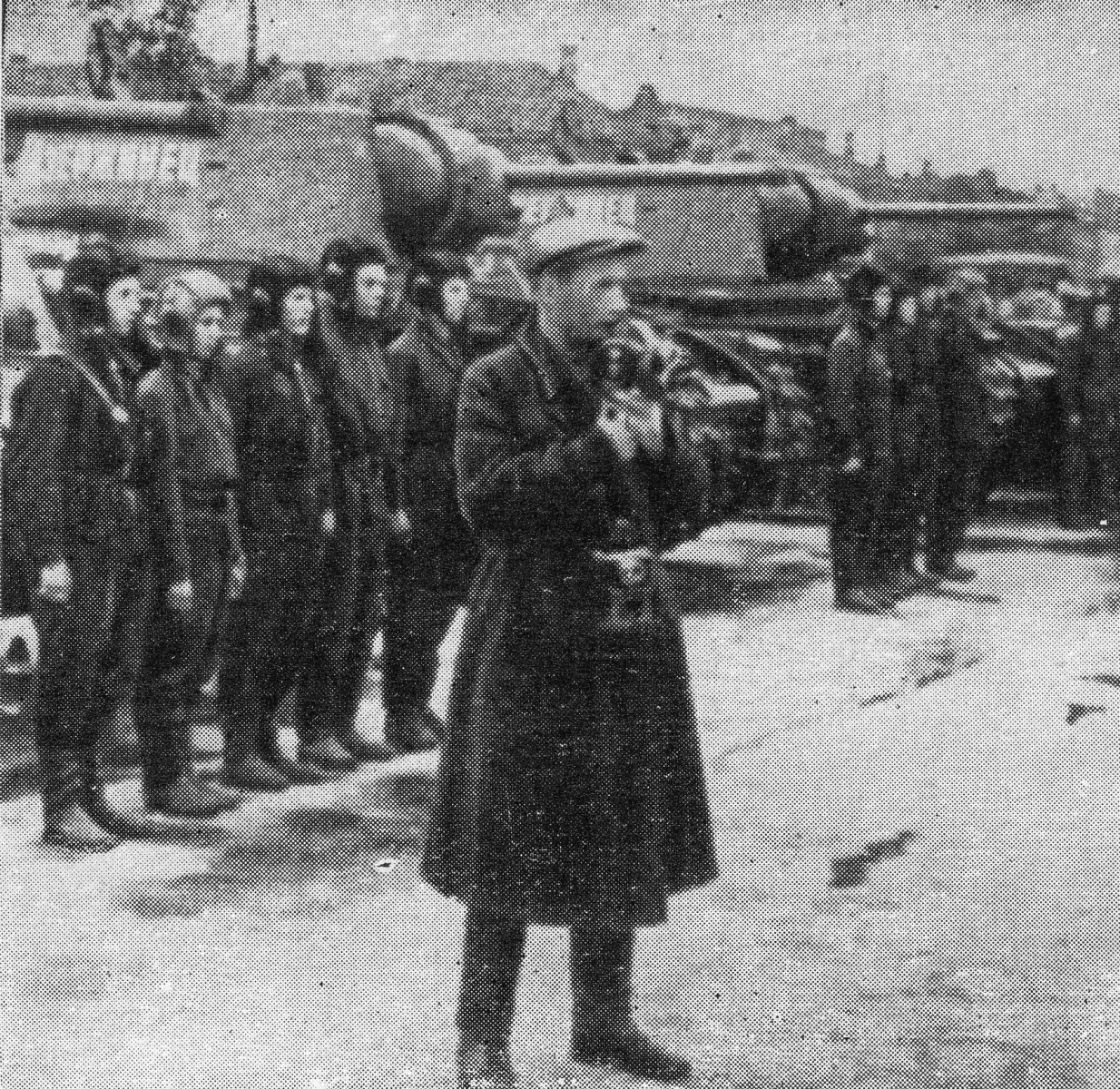 В бронетанковых войсках РККА снимает кинооператор Иван Беляков. 1941-1944 гг.