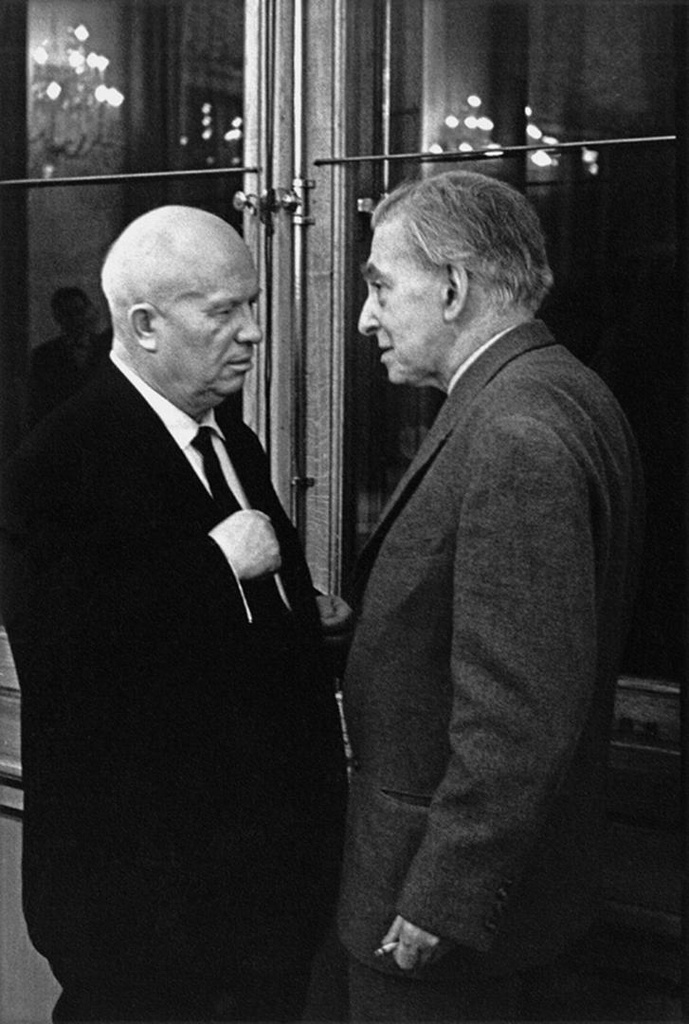 Никита Хрущев и Илья Эренбург. 1962 год. Автор фото: Александр Устинов. Источник: МАММ / МДФ.