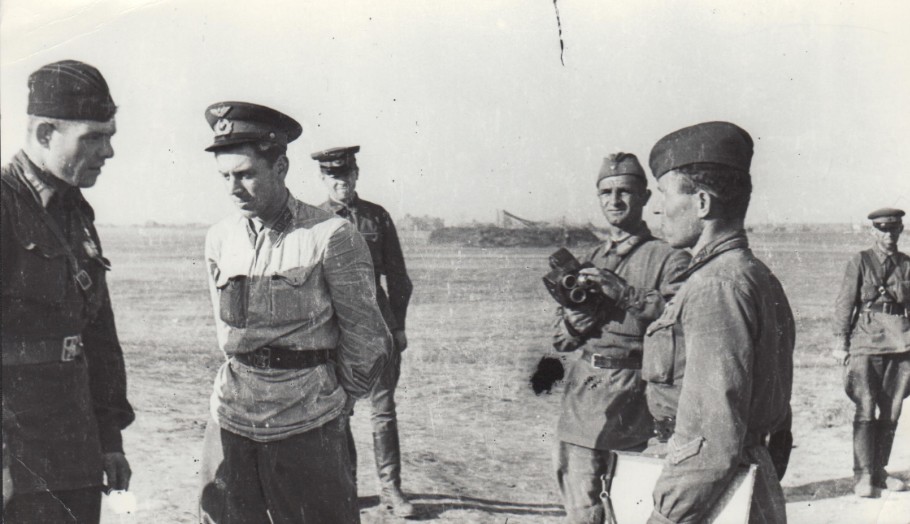 Фронтовой кинооператор А.М. Казаков (с кинокамерой) среди бойцов, 2-й слева – Василий Сталин. 1941-1942 г.