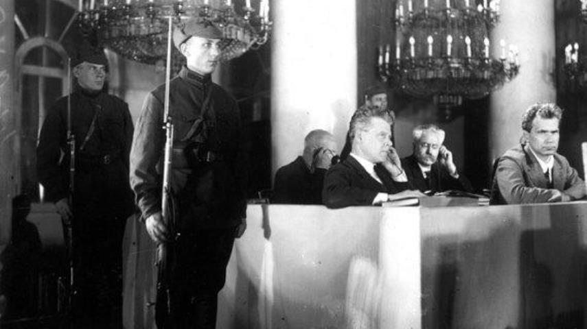 Обвиняемые по делу Промпартии в зале судебного заседания в Доме союзов. 1930 год.