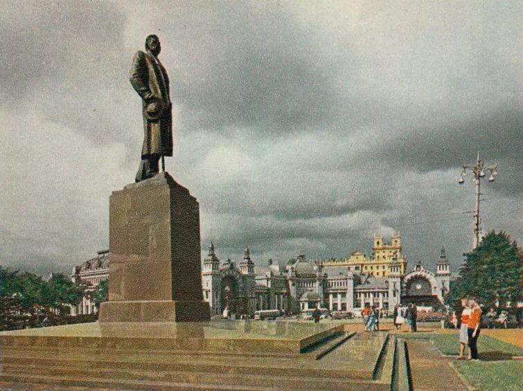 Памятник Максиму Горькому был установлен на площади Тверской Заставы в 1951 году. Его авторы – скульпторы Иван Шадр, Вера Мухина, Нина Зеленская и Зинаида Иванова.