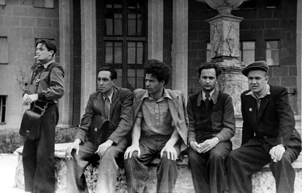 Студенты ВГИКа: Николай Шмаков (сидит слева); справа налево справа Александр Савин (предположительно), Александр Истомин. Фото из семейного архива.