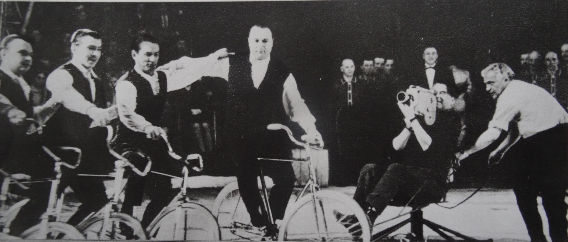 Выступление артистов цирка снимает Виктор Усанов, ему ассистирует режиссер Илья Гутман (на фото справа). Фото из частного архива.