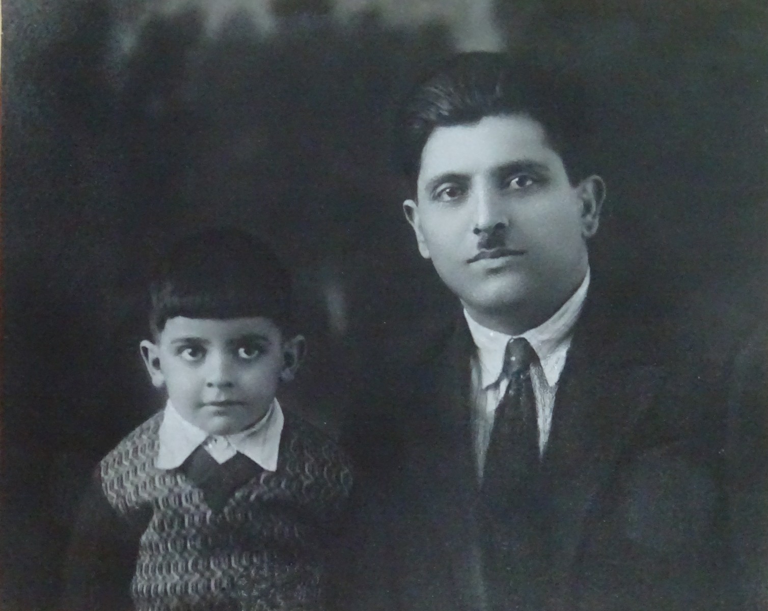 Николай Арустамович Оганджанов с сыном Юрием. Фото из семейного архива Ю.Ю. Оганджанова.