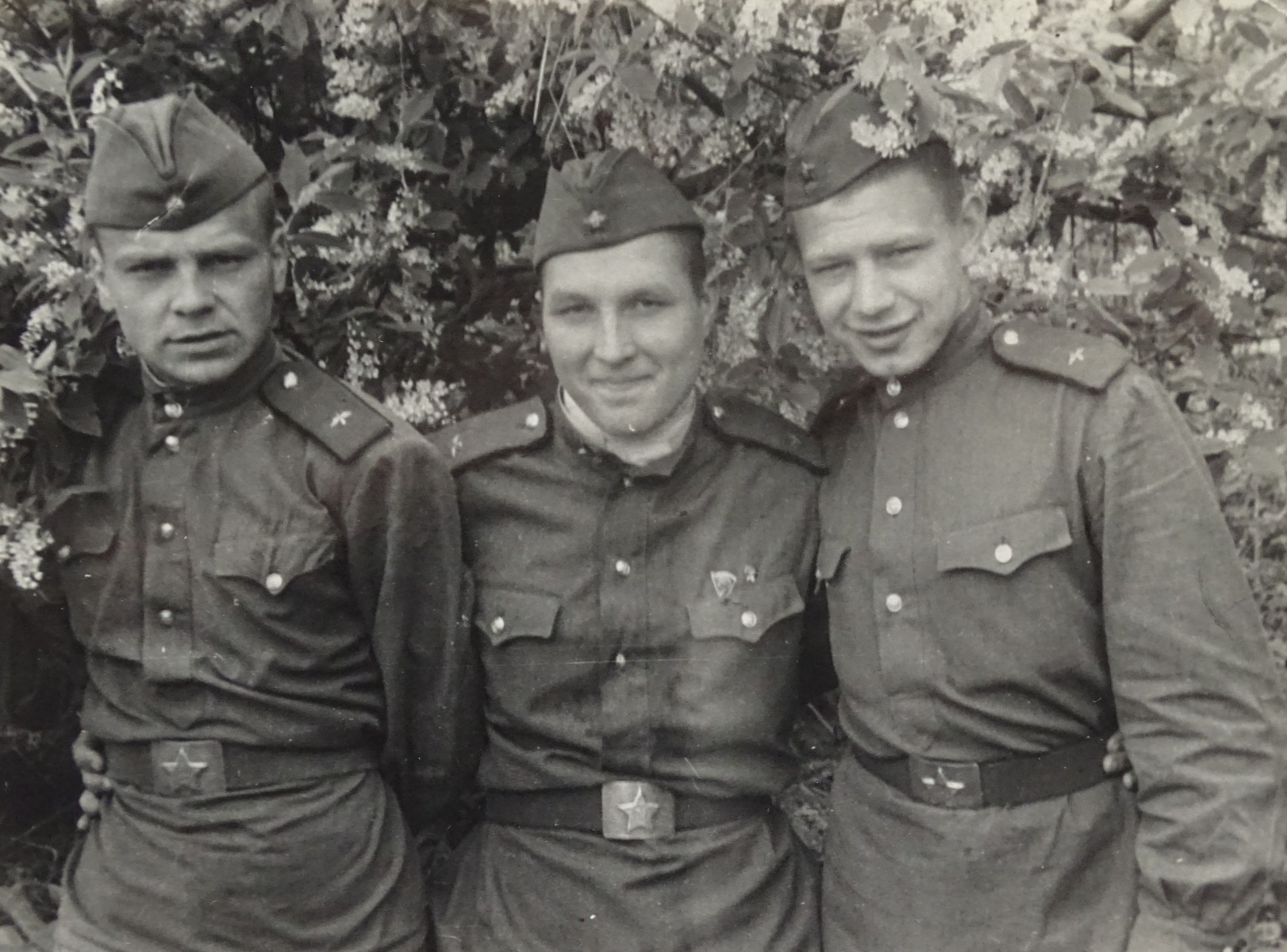 Игорь Осипов (в центре), друг и будущий кинооператор Иван Галин (слева). Лужки, май 1952 года.