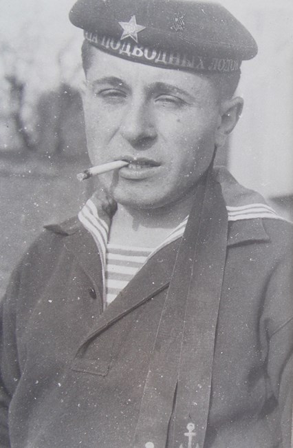 Витольд на сборах перед войной, был призван в подводный флот и оттуда ушел добровольцем на фронт. 