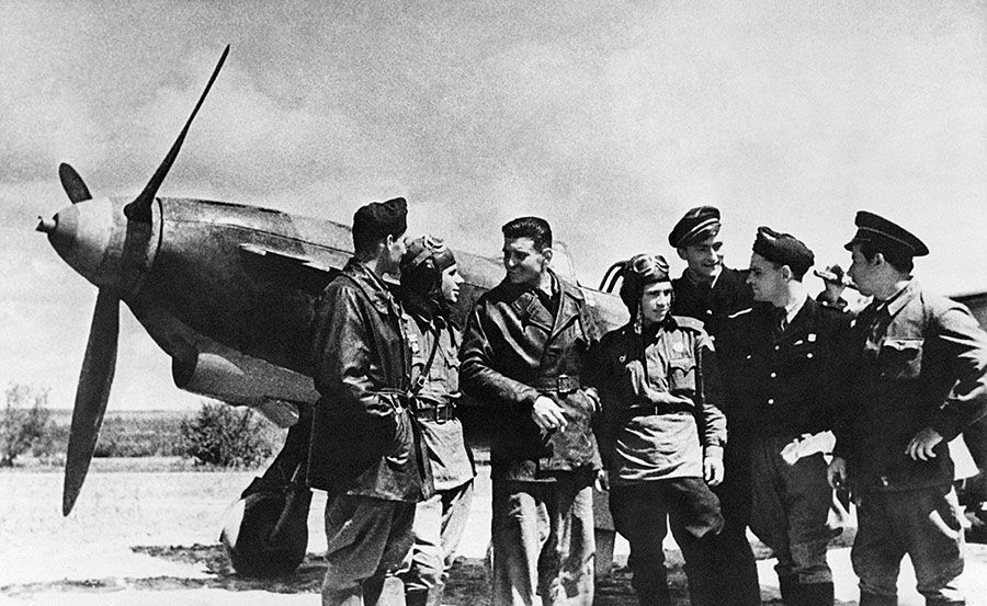 Французские летчики эскадрильи «Нормандия», сражавшиеся на советско-германском фронте Второй мировой войны.
